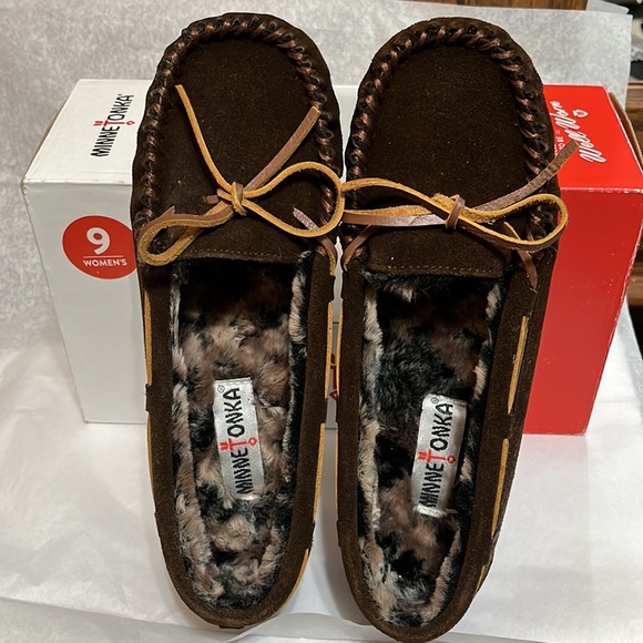 NIB Women’s Minnetonka Britt Trapper slippers Size 9 Chocolate - Picture 2 of 5